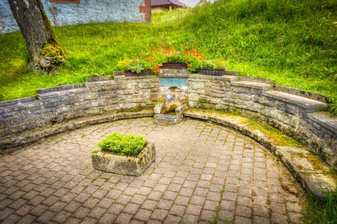Brunnen bei der Dorfkirche - Sachsenbrunn