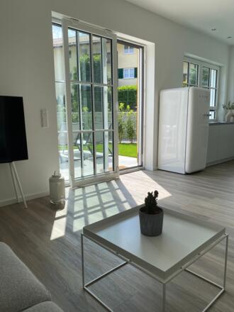 Wohnzimmer mit Zugang zum Garten