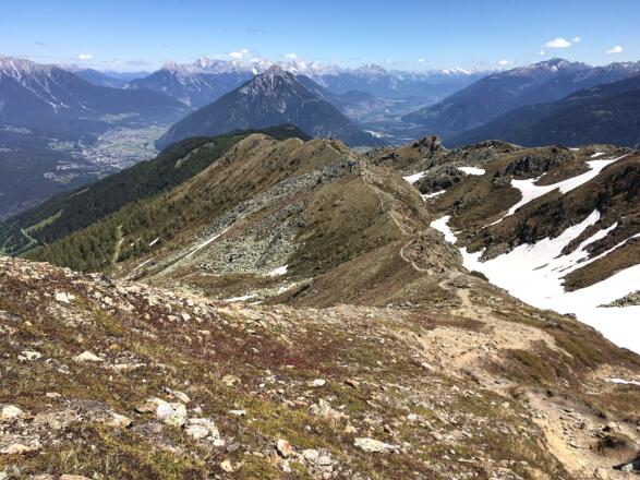 Aufgrund der Höhenlage kann im Frühsommer in den Mulden noch etwas Schnee liegen.