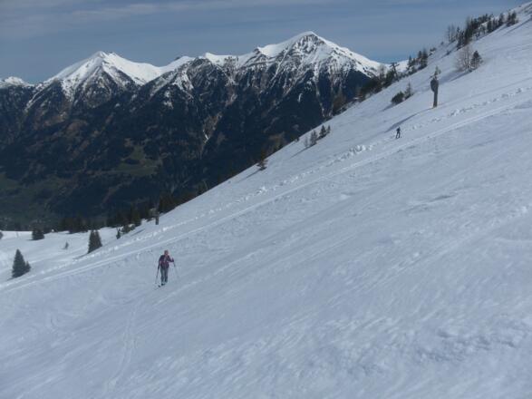 Anstieg im Kar abseits (oder entlang) der Piste