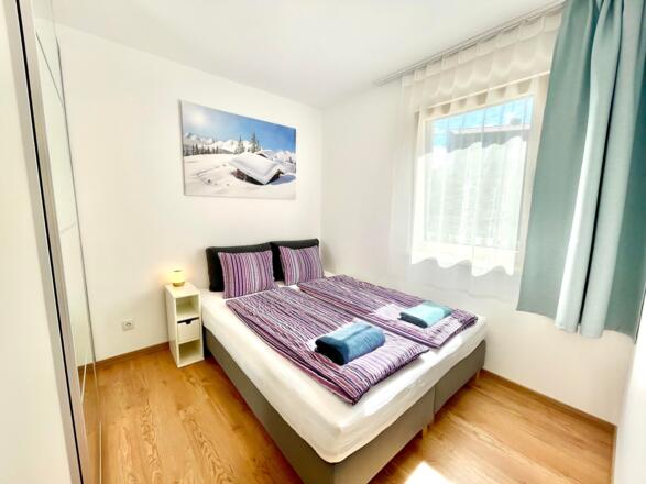 ALPsmart_Apart_klein_schlafzimmer_doppelbet