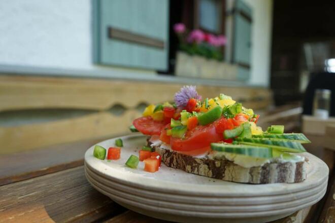 Frischkäse Brotzeit auf der Schuhbräualm
