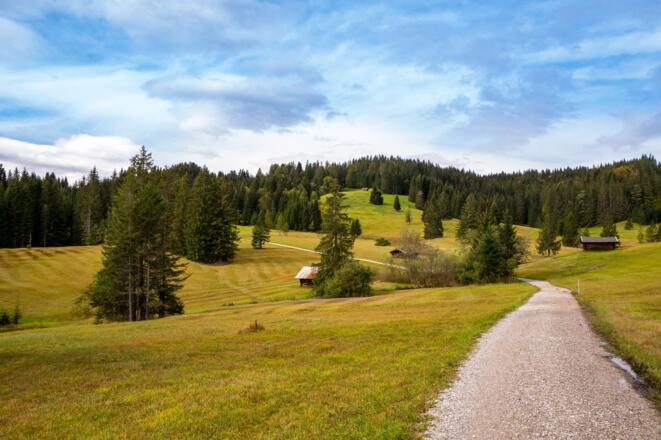 Nach dem Start am Schloss führt der Schachentrail über die Elmauer Alm