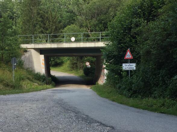 Nach oder vor der Nussbaum Ranch Unterführung Kopfsteinpflaster