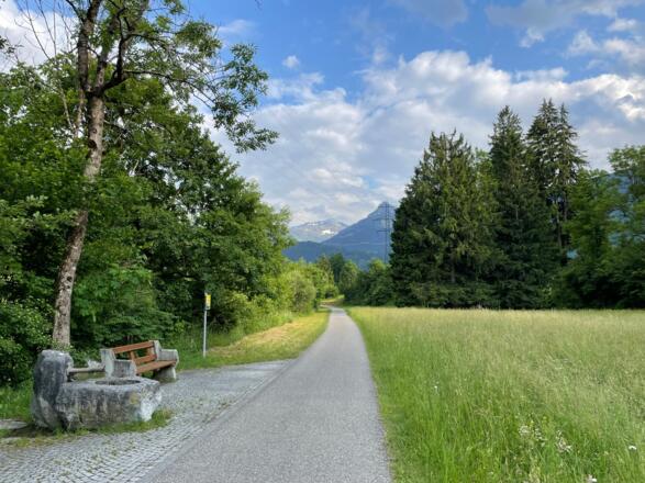 Radweg auf Höhe St. Anton im Montafon mit Rastplatz
