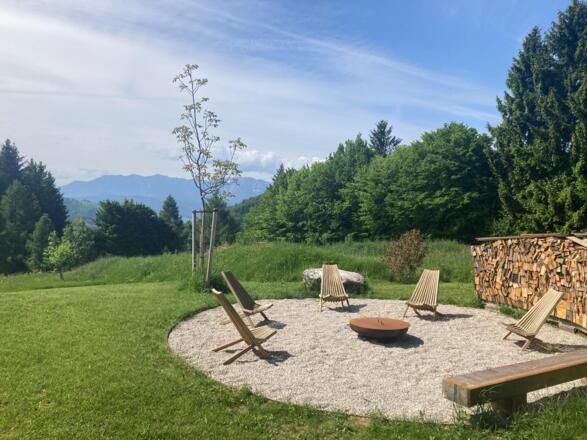 Feuerstelle mit Grillmöglichkeit im Garten