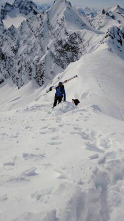 Die letzten Meter zu Fuß auf den Gipfel der Schneeglocke.
