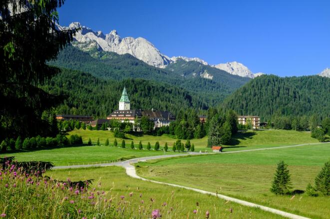 Elmau mit Schloss und Wettersteinpanorama