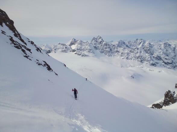 Die letzten Meter im steilen Gipfelhang.