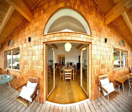 Die großzügige Balkonterrasse mit herrlichem Panorama. Weitwinkelaufnahme der Fewo zwischen Berg und Bach