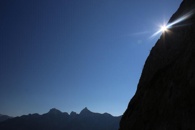 Die Sonne verschwindet hinter dem Massiv des Öfelekopfs