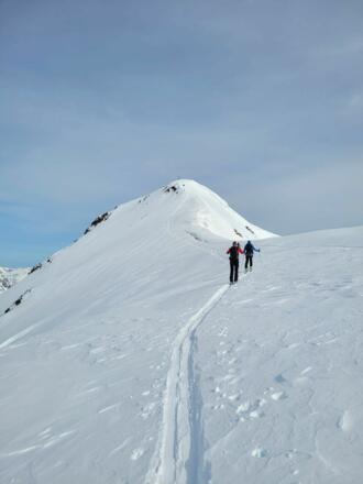 Auf dem breiten Rücken (nach dem Gipfelhang) hinüber zur Schneeglocke.