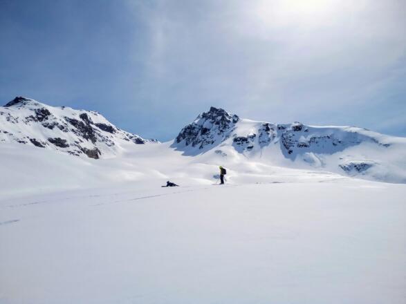 Blick zurück auf die Abfahrtshänge des südlichen Arms des Klostertaler Gletschers.