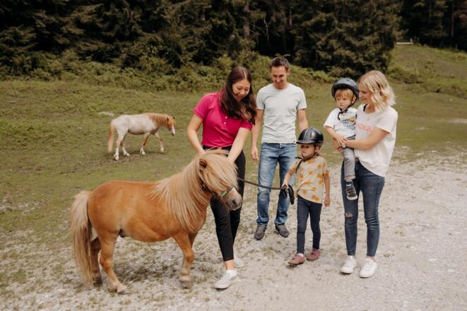 Pony reiten und führen - Anmeldung an der Rezeption