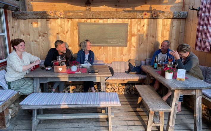 Gemütliches Beisammen sein am Dr. Hugo Beck-Haus