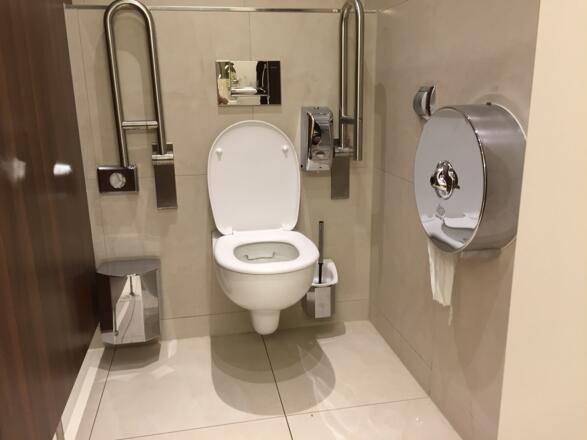 Rolli-WC in Gaststätte zum Wildpark