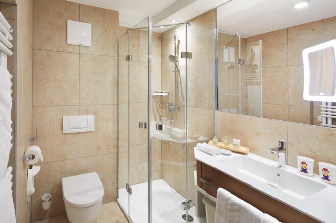 Bad mit Dusche und WC