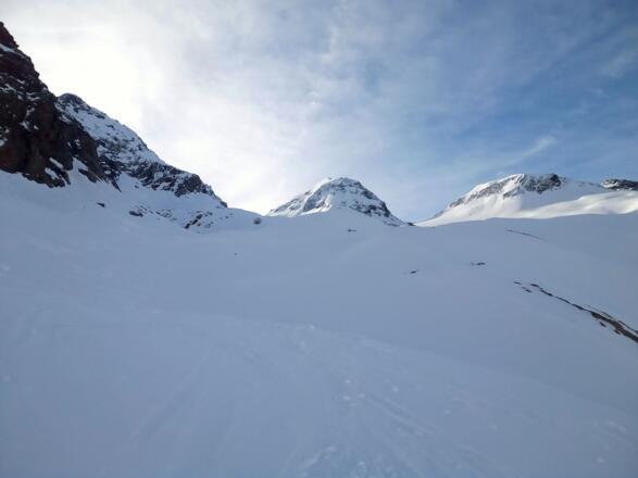 Weiter hinauf in Richtung Klostertaler Gletscher. (Schneeglocke Bildmitte, Rotfluelücke rechts der Bildmitte.)