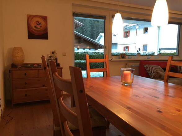 Esstisch mit Blick in den Garten