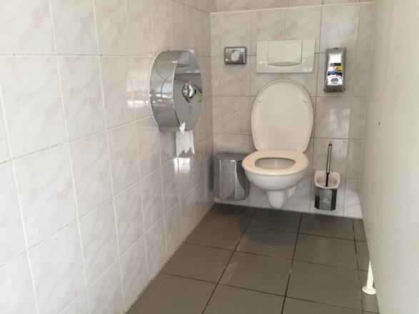 Toilette im Biergarten, Türbreite 82 cm, Kabinenbreite 92 cm