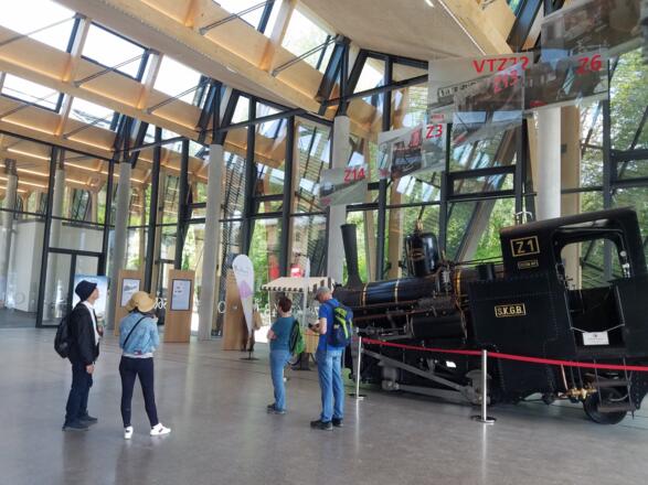 Die alte Dampflok aus dem Eröffnungsjahr 1893 im neuen, lichtdurchfluteten Bahnhofsgebäude in St. Wolfgang.
