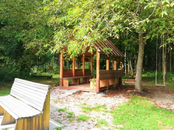 Bank und Gebetstempel im Balasai Park Massenhausen