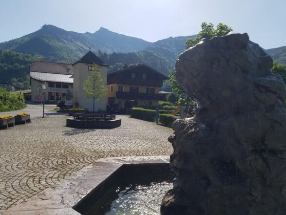 Blick vom Klosterbrunnen in St. Gilgen-Aich Richtung Schafberg.