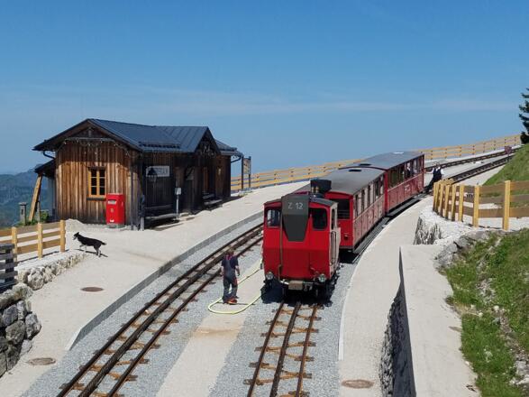 Wassertanken bei der Haltestelle Schafbergalm.