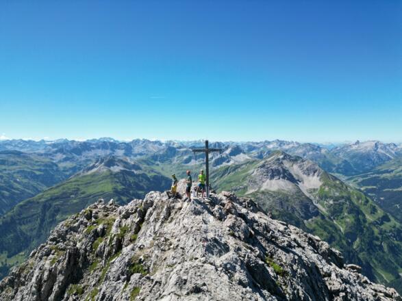 Am Gipfel des Biberkopfs mit Blick in die Lechtaler Alpen.