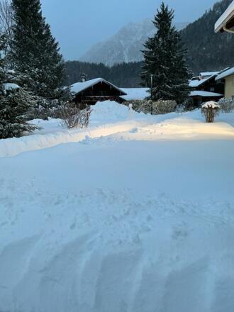 Am Haus im Winter