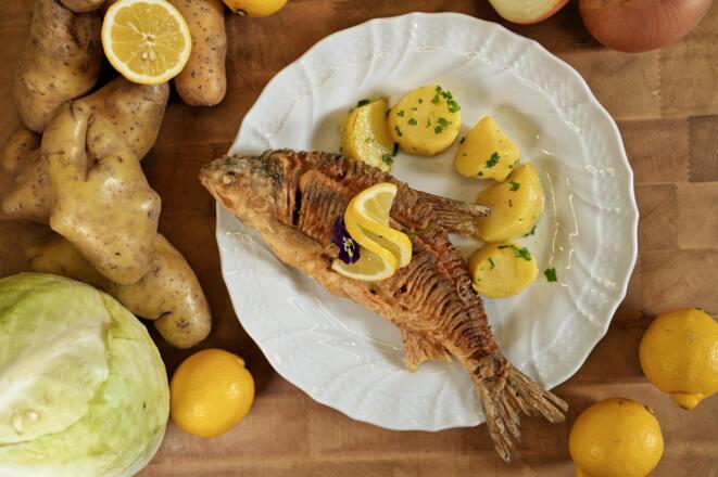 Fisch_im_Ganzen_mit_Petersilkartoffeln