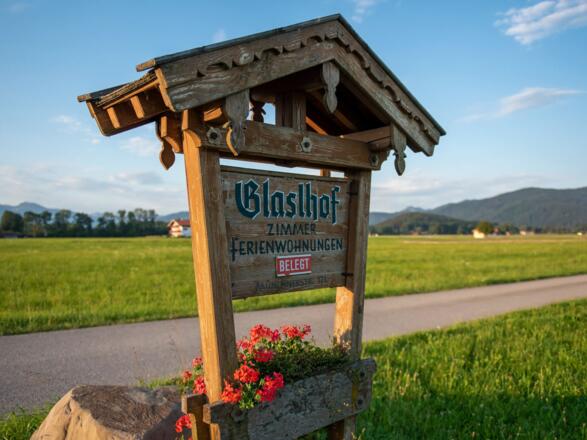Einfahrt zum Glaslhof
