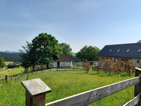 Bauernhöfe und Steinbloßkapellen entlang der Strecke