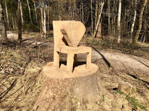 Kettensägekunst - Stuhl mit Herz - im Weltwald an der Kreuzung bei der Oberberghausener Kirche
