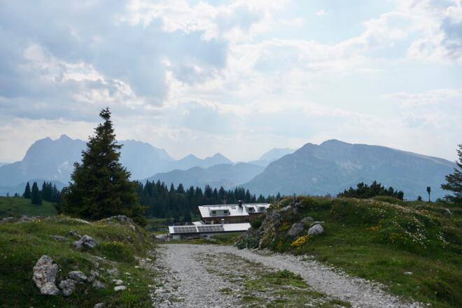 Hinter der Kuppe das Straubinger Haus mit Wildem Kaiser und Unterberghorn