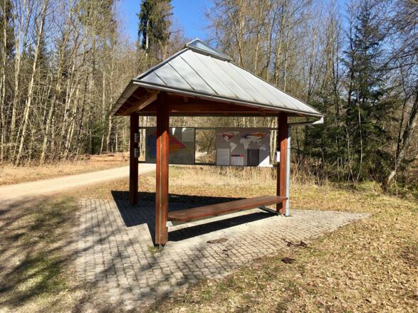 Pavillon Französischer Ahorn am Eingang zum Weltwald
