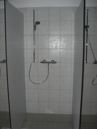 g. Waschraum Dusche