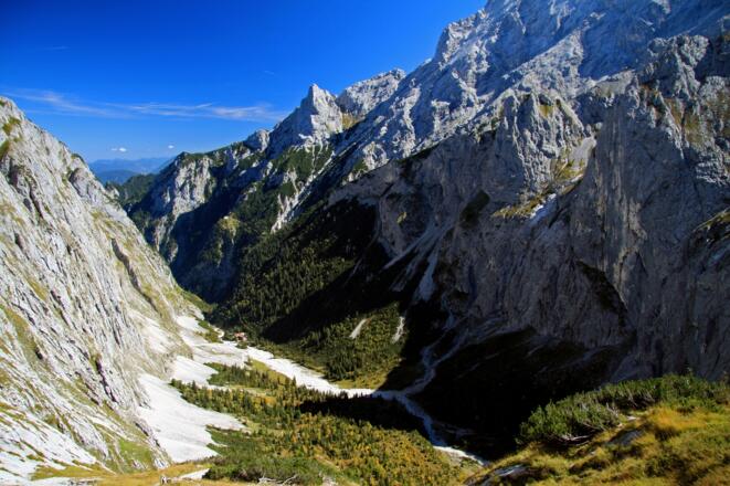 Blick ins Höllental und auf die Höllentalangerhütte von der Riffelscharte aus