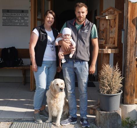 Hüttenwirt Angelina und Lukas mit Marline und Hund Frieda