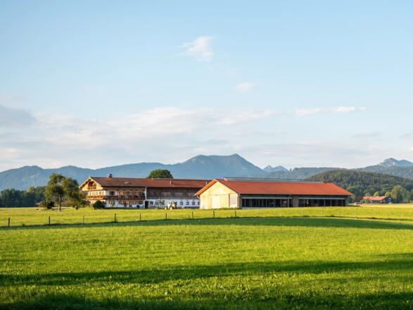 Glaslhof mit Blick auf die Alpenkette bei Gmund am Tegernsee