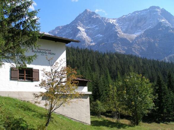 Die Hochthörlehütte mit Zugspitze und Zugspitzeck.