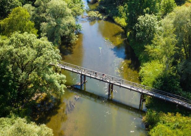 Luftaufnahme vom Holzsteg über die Amper bei Haag a. d. Amper