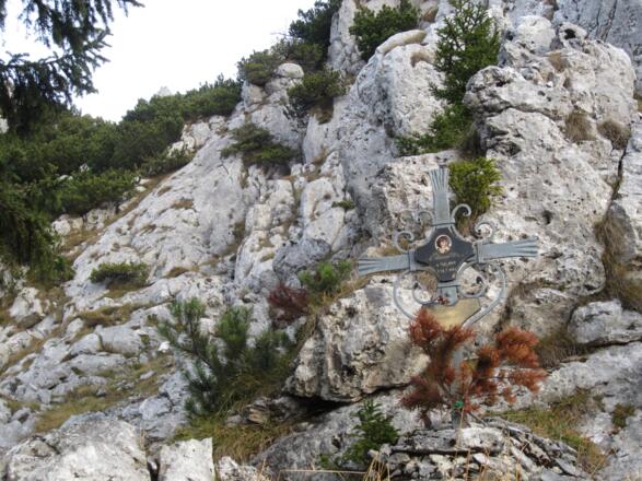 schmiedeeisernens Gedenkkreuz - Steinerner Jäger links hinten