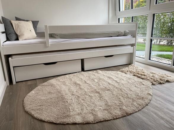 Kinderzimmer mit Kinderbett