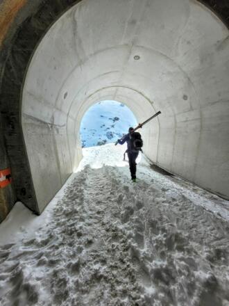 Nach der Staumauer des Silvrettasee wartet ein kurzer Tunnel bevor es entlang des Sees in Richtung Klostertal geht.