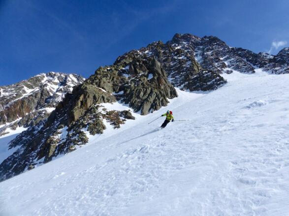 Herrliche Abfahrt im Antlitz der Glättespitze.