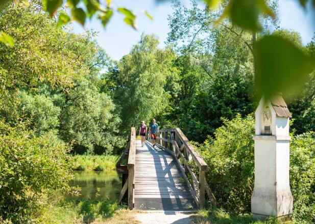 Holzsteg über die Amper bei Haag