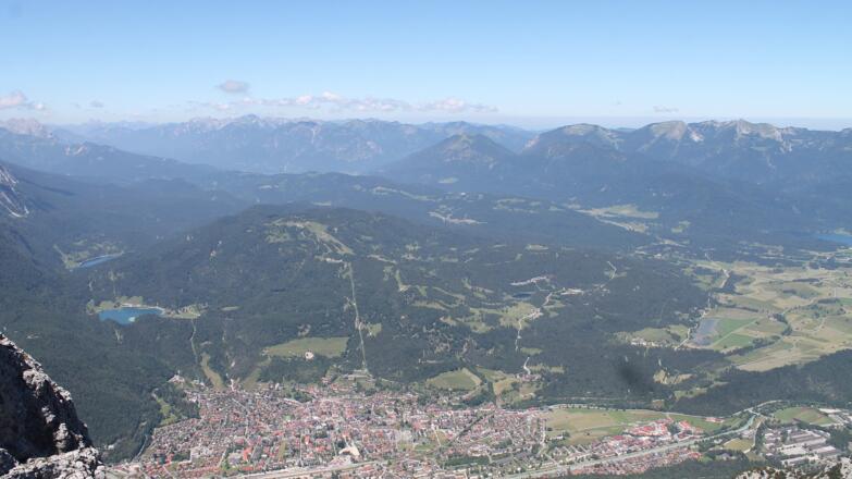 Blick über Mittewald Richtung Garmisch-Partenkirchen