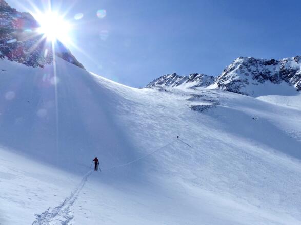 Linkshaltend geht es über die Steilstufe in das obere Becken.