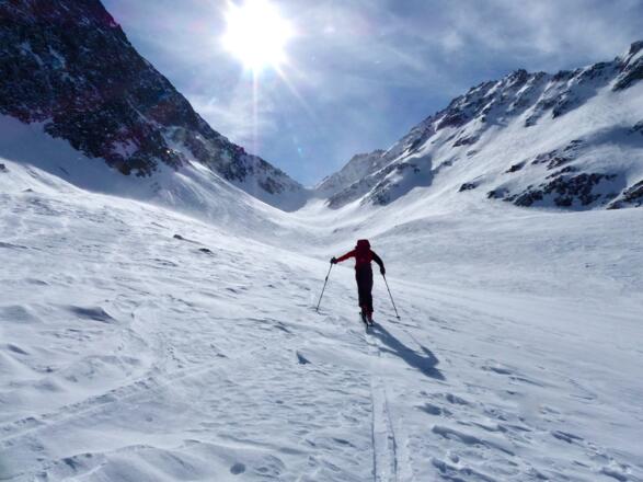 Nach der Steilstufe gelangt man wieder in ein flaches Becken und steuert in direkter Linie auf das Joch der Inneren Glättenieder zu.